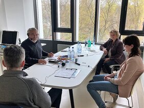 Über Tierversuche und alternative Methoden diskutieren (v.l.n.r) Michael Gotthardt (MDC), Thomas Prinzler (Moderator), Christa Thöne-Reineke (Einstein-Zentrum 3R) und Julia Scheinpflug (BfR)