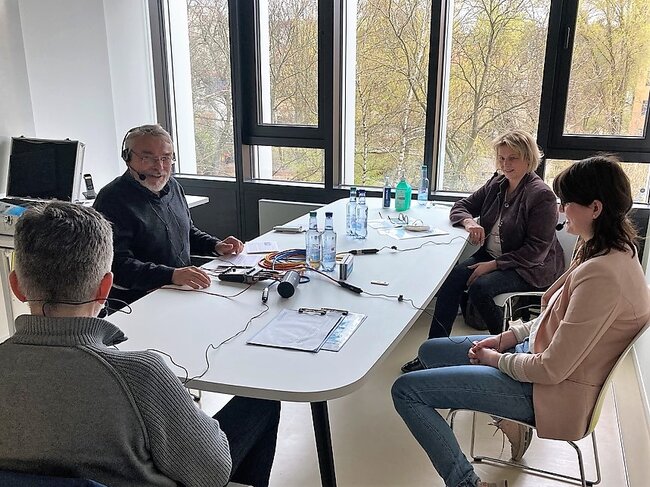 Über Tierversuche und alternative Methoden diskutieren (v.l.n.r) Michael Gotthardt (MDC), Thomas Prinzler (Moderator), Christa Thöne-Reineke (Einstein-Zentrum 3R) und Julia Scheinpflug (BfR)