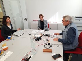 Über Freiräume und Limits von Forschung in autoritären Ländern diskutieren (v.l.n.r.) Nazan Maksudyan (CMB) und Einstein-Prof. Gwendolyn Sasse (ZOiS) mit Moderator Thomas Prinzler. 