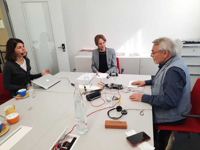 Über Freiräume und Limits von Forschung in autoritären Ländern diskutieren (v.l.n.r.) Nazan Maksudyan (CMB) und Einstein-Prof. Gwendolyn Sasse (ZOiS) mit Moderator Thomas Prinzler. 