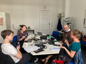 In der Folge diskutieren (von links nach rechts): Dr. Elisabeth Heyne vom Museum für Naturkunde Berlin, Moderatorin Nancy Fischer, Dr. Patrick Eiden-Offe vom Leibniz-Zentrum für Literatur- und Kulturforschung und Dr. Judith Nora Hardt vom Centre Marc Bloch.