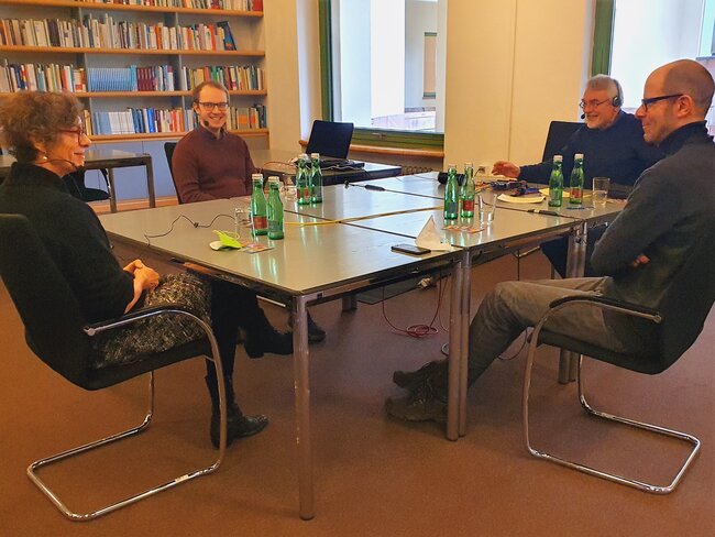 Über die Frage "Wer bist Du – Mensch oder Maschine?" diskutieren (v.l.n.r.) Prof. Dr. Jeanette Hofmann (WZB), Dr. Thomas Müller (MPIB), Thomas Prinzler als Moderator sowie Dr. Aljoscha Burchardt (DFKI)